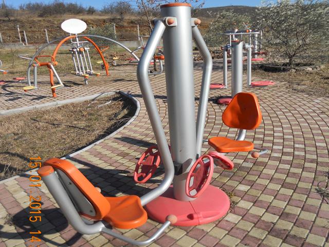 Gym machine with seat for legs training two persons photo