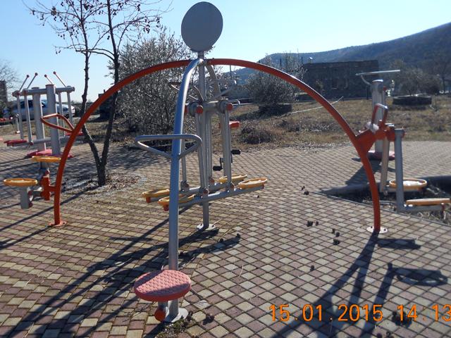 Outdoor gym station photo